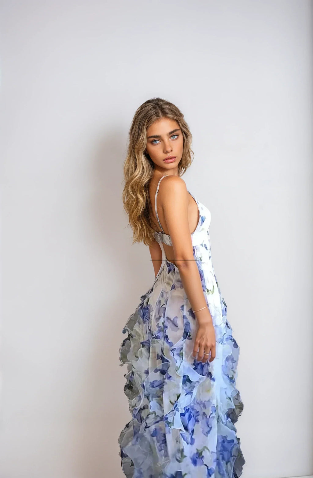Elena – Langes, fließendes Kleid mit Rüschen und Blumendruck