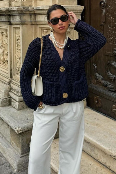 Kurze Strickjacke mit großen Knöpfen