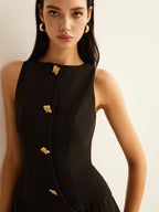 Hanleya | Ärmelloses Kleid mit Falten und Metallknöpfen