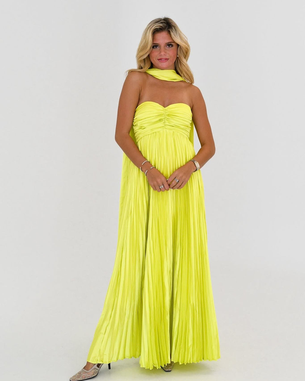 Brienne | Gelbes plissiertes trägerloses Maxikleid