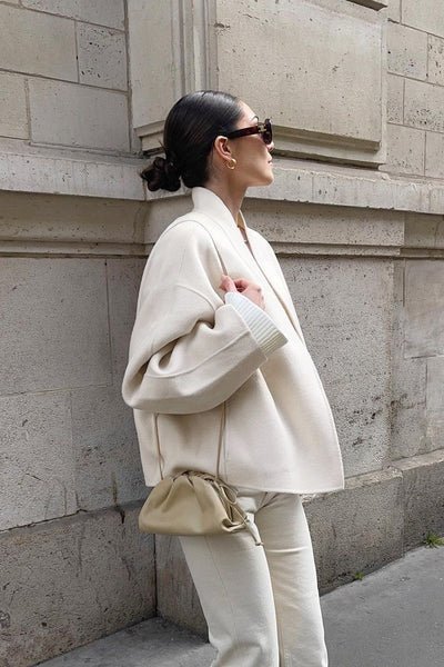 Minimalistische Jacke mit Stehkragen