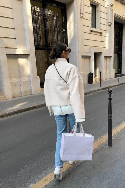 Minimalistische Jacke mit Stehkragen