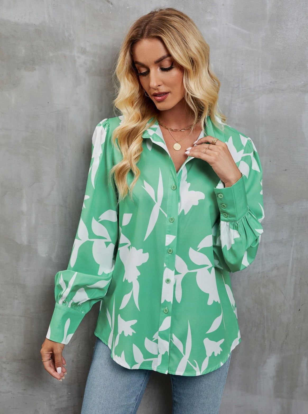 Leontine™ – Knopfverschluss und abstrakter Druck