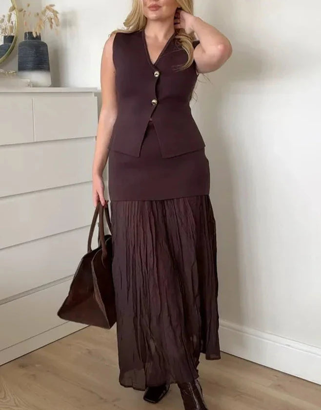 Manelia | Gouden knoop gebreid vest en lange rok