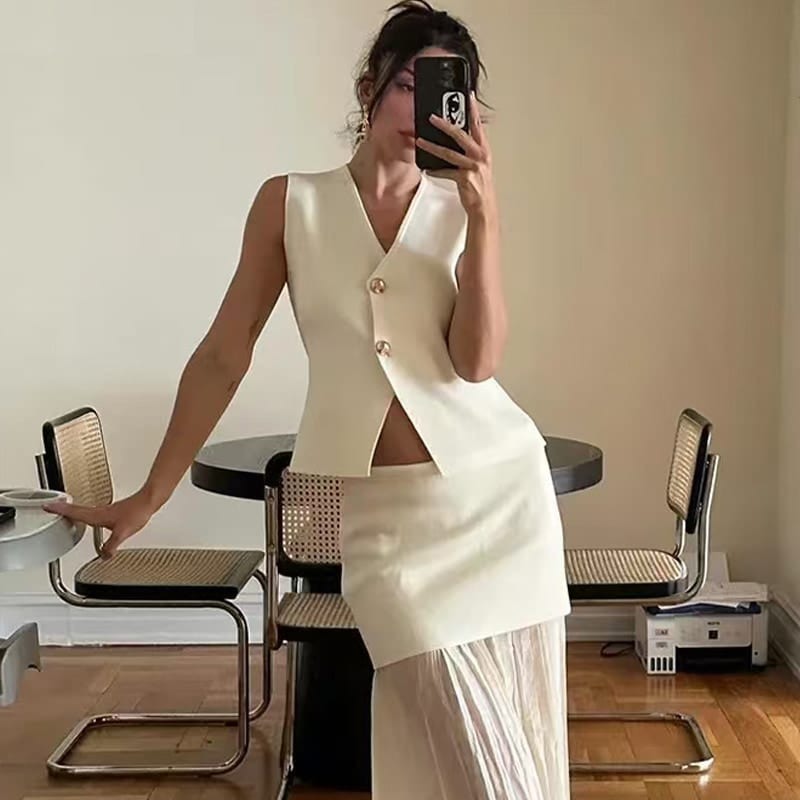 Manelia | Gouden knoop gebreid vest en lange rok