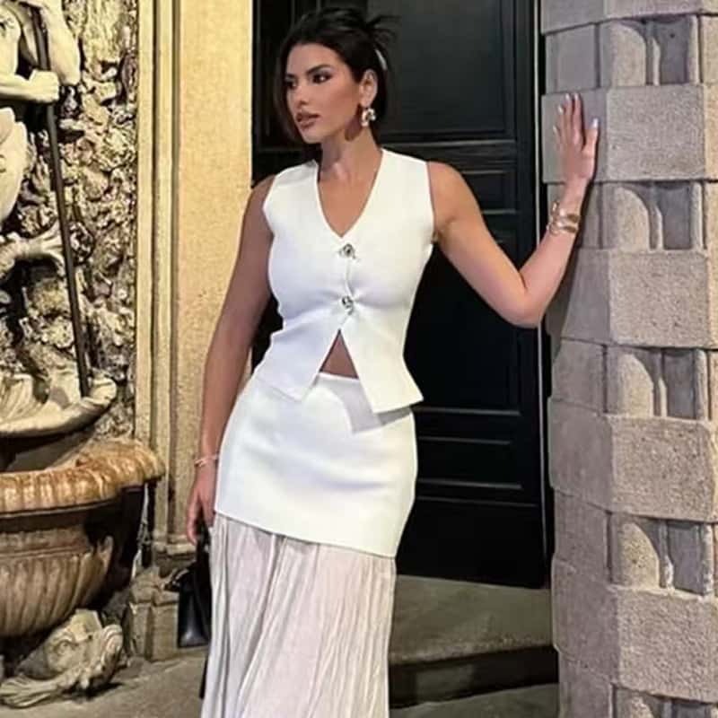 Manelia | Gouden knoop gebreid vest en lange rok