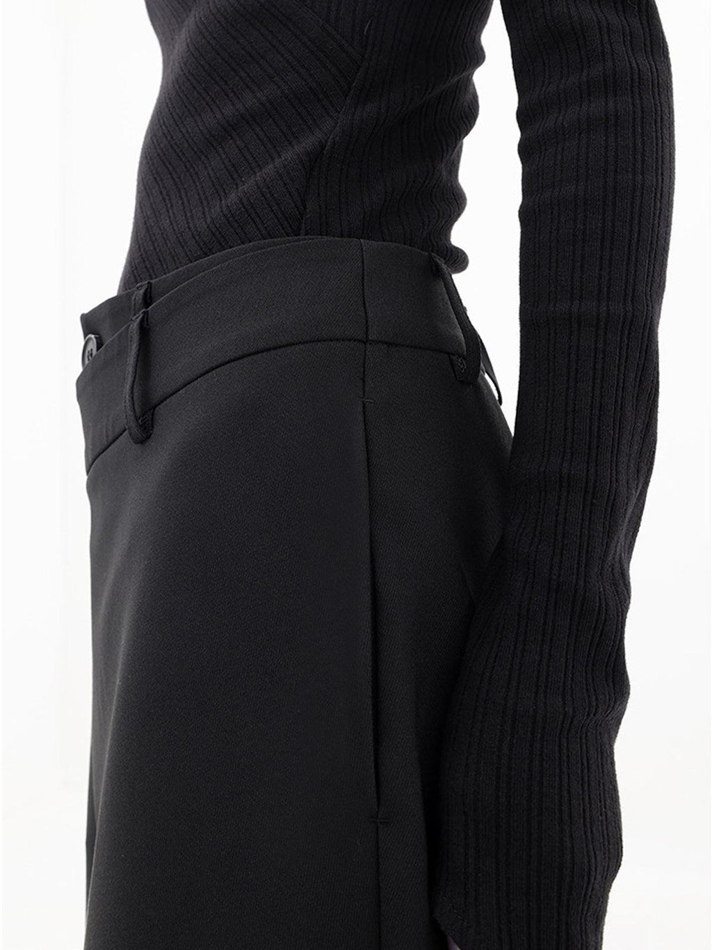Farah™ – Weite schwarze Hose mit asymmetrischem Design